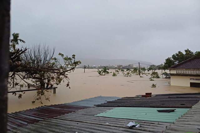 Hàng loạt sông vượt lũ lịch sử, nhiều hồ chứa đang xả điều tiết